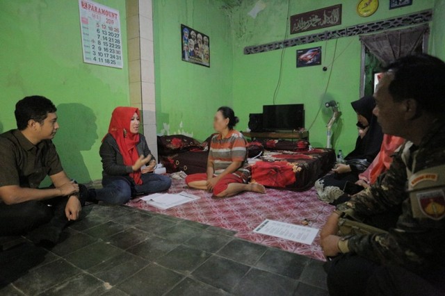 Petugas Pemkab Tegal mendatangi rumah kontrakan Mutiani pemilik warung lesehan Lamongan, di Slawi, Jumat malam (31/5).