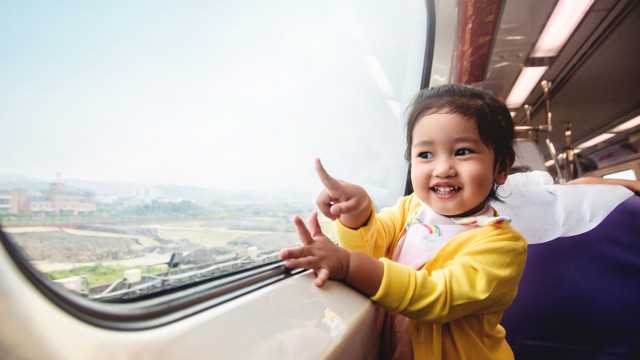 Anak naik kereta. Foto: Shutter Stock