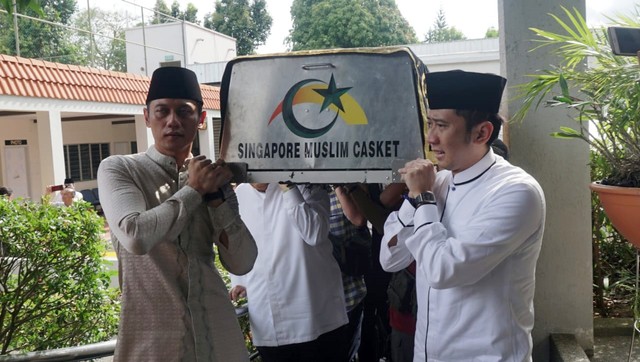 Agus Harimurti  (kiri) dan Edhie Baskoro (kanan) mengangkat keranda jenazah Ani Yudhoyono yang telah tiba di Masjid Istiqamah, KBRI Singapura. Foto: Fanny Kusumawardhani/kumparan