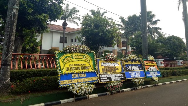 Sejumlah karangan bunga di Rumah duka Alm. Ani Yudhoyono. Foto: Andreas Ricky Febrian/kumparan