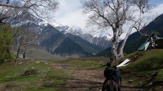 Keindahan pegunungan dalam perjalanan ke Kashmir, India. Foto: Khiththati/acehkini