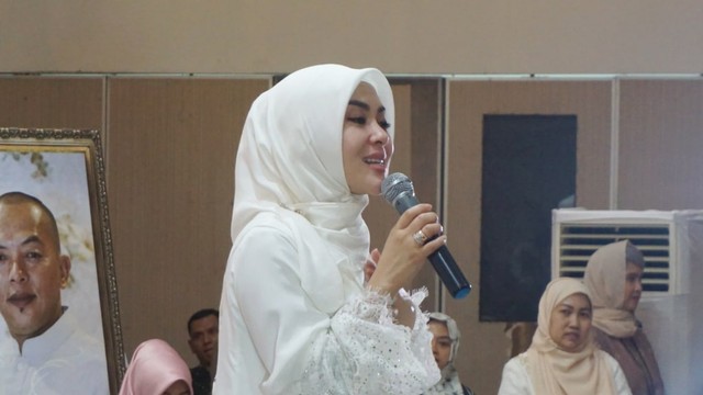 Syahrini menggelar acara 'Syahrini Berbagi' di Masjid Az-Zikra, Sentul