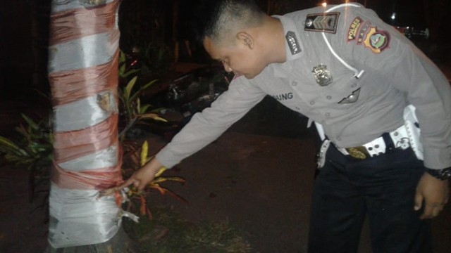 Polisi menunjukkan lokasi kecelakaan pada Jum'at malam (kanalbali/IST)