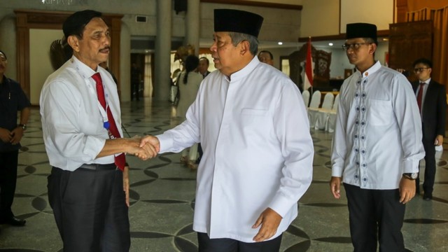 Presiden ke-6 RI Susilo Bambang Yudhoyono (kanan), menyalami Menteri Koordinator Bidang Maritim Luhut Binsar Panjaitan (kiri) yang datang melayat almarhumah Ibu Ani Yudhoyono, di Kedutaan Besar Indonesia, di Singapura, Sabtu (1/6). Foto: ANTARA FOTO/M N Kanwa