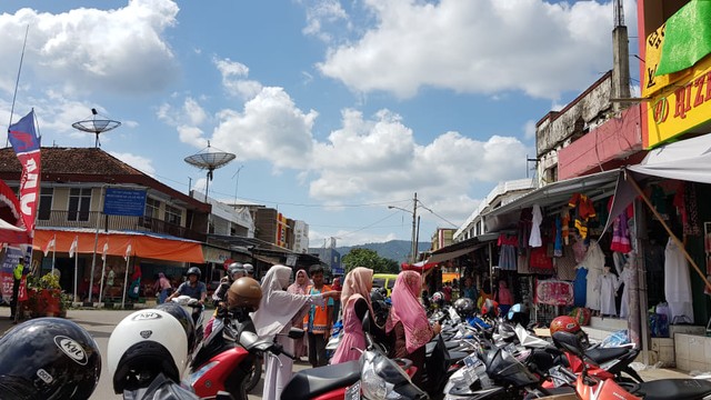 Suasana di pasar Dompu. 