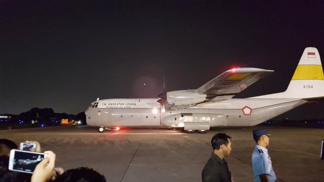 Pesawat Hercules C-130 yang membawa jenazah Ani Yudhoyono tiba di Halim Perdana Kusuma. Foto: Efira Tamara/kumparan