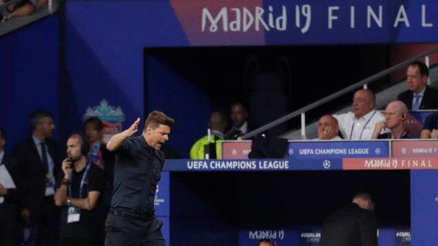 Ekspresi kekesalan Mauricio Pochettino usai Liverpool mencetak gol kedua ke gawang Tottenham Hotspur. Foto: REUTERS/Susana Vera