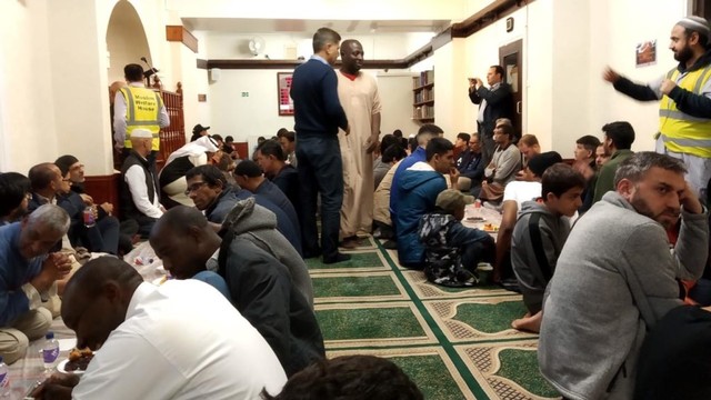 Berbuka di Masjid Sheffield, Inggris. Foto: Fahmi Yunus