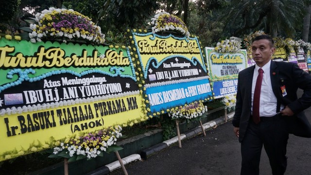 Karangan bunga dari Ahok dan Anies Baswedan di Kediaman SBY. Foto: Jamal Ramadhan/kumparan