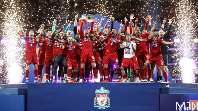 Liverpool saat mengangkat trofi, setelah memenangi Liga Champions. Foto: REUTERS/Carl Recine