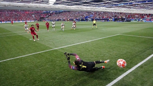 Gol Mohamed Salah ke gawang Tottenham Hotspur yang tercipta di menit kedua. Foto: UEFA/Pool via REUTERS