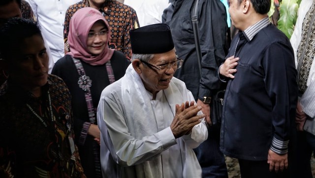 KH. Ma'ruf Amin tiba di rumah duka Ani Yudhoyono di Puri Cikeas. Foto: Jamal Ramadhan/kumparan