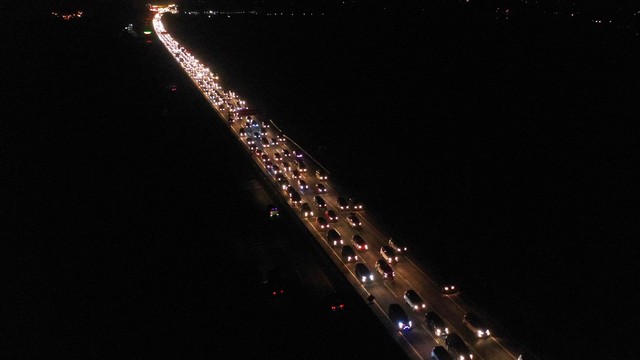 Kendaraan pemudik antre memasuki Gerbang Tol Cikampek Utama, Cikampek, Jawa Barat, Sabtu (1/6/2019). Foto: ANTARA FOTO/Rivan Awal Lingga