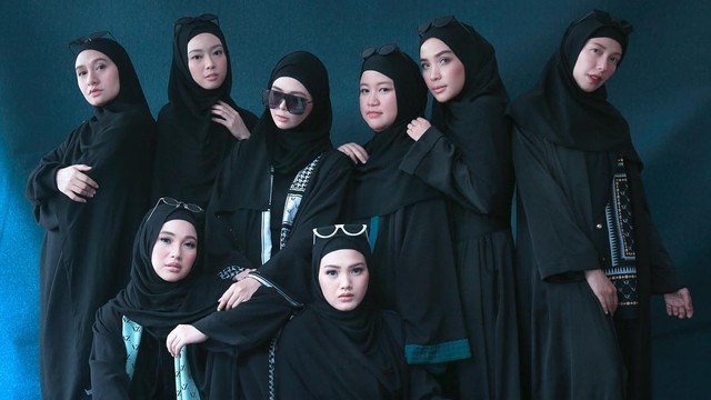 Gaya para selebriti Hijrah Squad saat pemotretan. (Foto: Instagram @dierabachir)