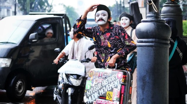 Mudik ala kelompok pantomim Mixi Imajimimetheatre Indonesia di Bandung. (Foto-foto: Agus Bebeng/Bandungkiwari) 