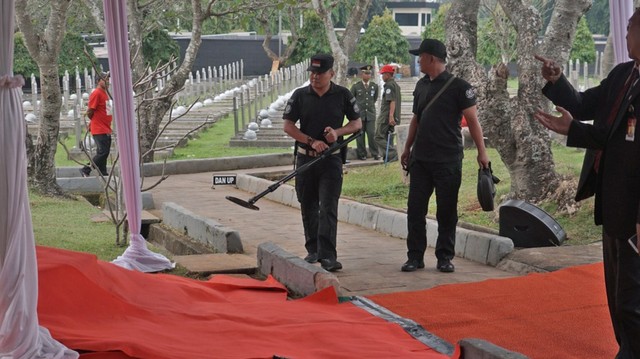 cerita mistis taman makam pahlawan kalibata Foto Keamanan Ketat di TMP Kalibata Jelang Pemakaman Ani 