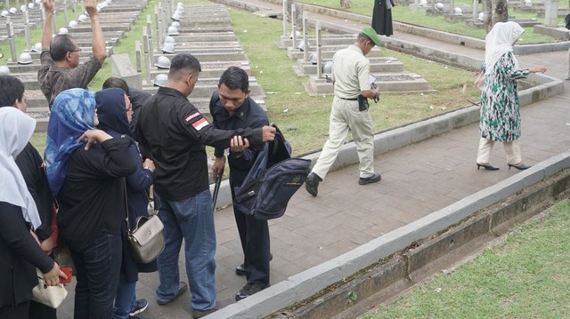 cerita mistis taman makam pahlawan kalibata Foto Keamanan Ketat di TMP Kalibata Jelang Pemakaman Ani 