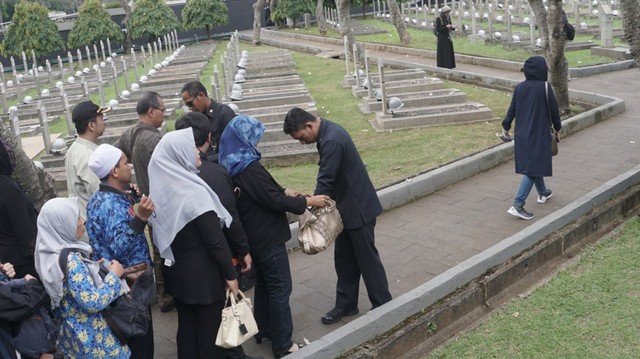 cerita mistis taman makam pahlawan kalibata Foto Keamanan Ketat di TMP Kalibata Jelang Pemakaman Ani 