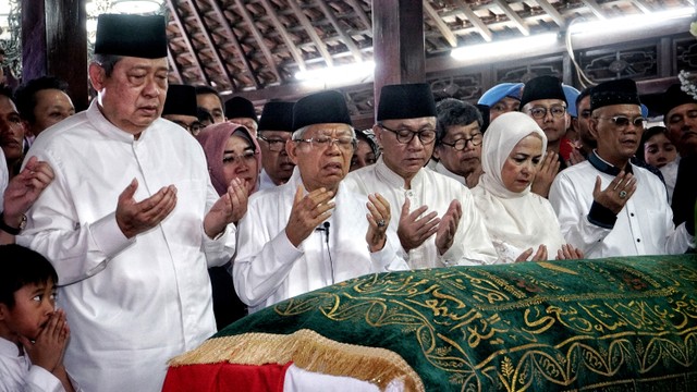 Pelayat mendoakan jenazah Ani Yudhoyono. Foto: Jamal Ramadhan/kumparan