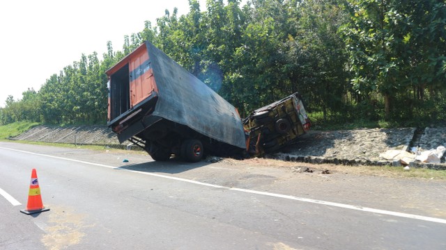 Ilustrasi kecelakaan di jalan tol. Foto: Ghulam Muhammad Nayazri / kumparanOTO