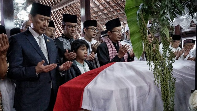 Menkopolhukam, Wiranto (kiri) dan Gubernur DKI Jakarta, Anies Baswedan (kedua dari kiri) menyolatkan jenazah Ani Yudhoyono di Puri Cikeas. Foto: Jamal Ramadhan/kumparan
