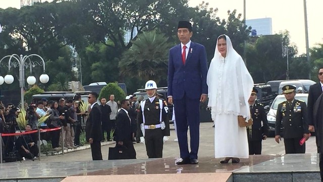 Presiden Joko Widodo bersama Iriana Jokowi di Taman Makam Pahlawan Kalibata, Jakarta Selatan. Foto: Moh Fajri/kumparan
