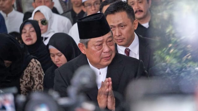 SBY Saat Prosesi Upacara Pelepasan Jenazah dari Rumah Duka ke Taman Makam Pahlawan Kalibata, minggu (2/6). Foto: Jamal Ramadhan/kumparan