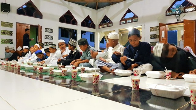 Para santri Sohibul Qur'an berjejer untuk bersiap berbuka puasa, Foto: Attamimi/kendarinesia.
