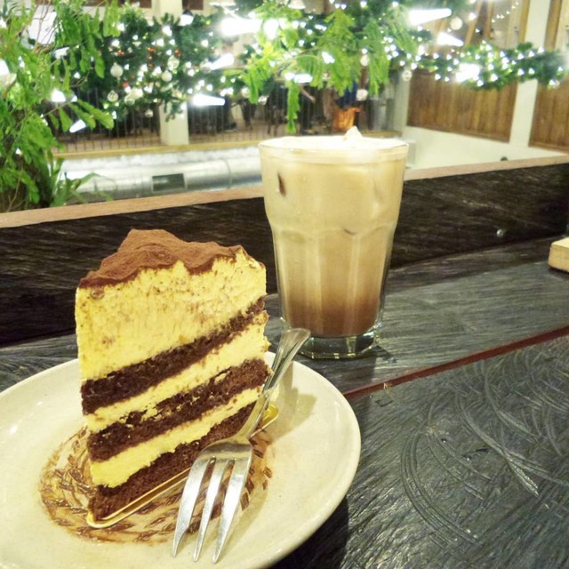 Cake dan Iced Mocha Lucky Cat Coffee & Kitchen.