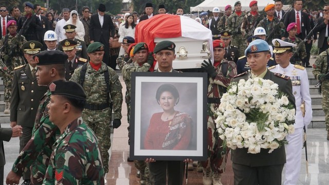 Prajurit TNI membawa peti jenazah Ani Yudhoyono di Taman Makam Pahlawan Nasional Kalibata, Jakarta, Minggu (2/6). Foto: Irfan Adi Saputra/kumparan