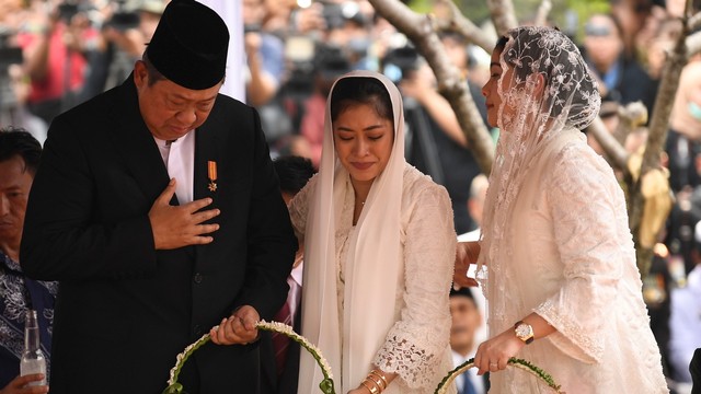 Annisa Pohan: Pak SBY Tidur di Lantai Dampingi Bu Ani di ICU (58570)