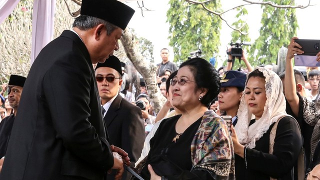 Susilo Bambang Yudhoyono (kiri) berbincang dengan Megawati Soekarnoputri (kanan) saat menghadiri pemakaman ibu negara Ani Yudhoyono di Taman Makam Pahlawan Nasional Utama (TMP) Kalibata, Jakarta, Minggu (2/6). Foto: ANTARA FOTO/Puspa Perwitasari