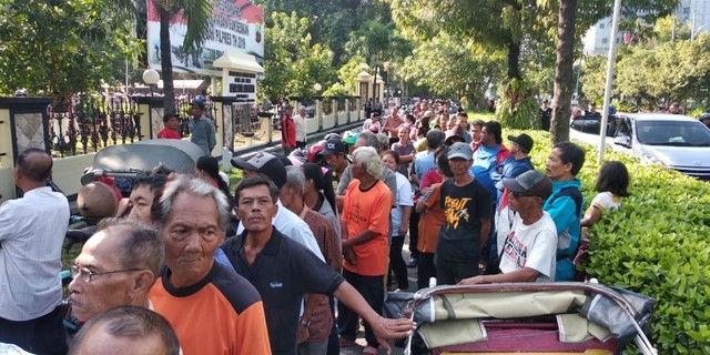 Masyarakat sedang antre untuk mendapatkan paket sembako di Mapolresta Solo pada Minggu (2/6/2019). (Agung Santoso)
