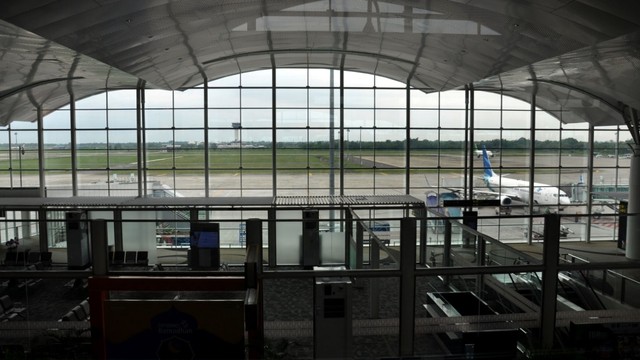 Suasana ruang tunggu yang sepi dari penumpang di Bandara Internasional Kualanamu, Deliserdang, Sumatera Utara, Minggu (2/6). Foto: ANTARA FOTO/Septianda Perdana