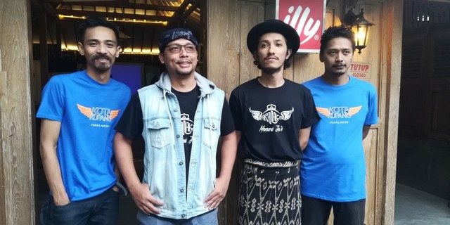 Anggota Paralakon yang terdiri dari (Dari Kiri ke Kanan) Jati Biru(drummer), Danang Pamungkas (vocalist/pencipta lirik), Bagus Statagama (videografer), dan Ardie Boy (arranger). Foto: atx.