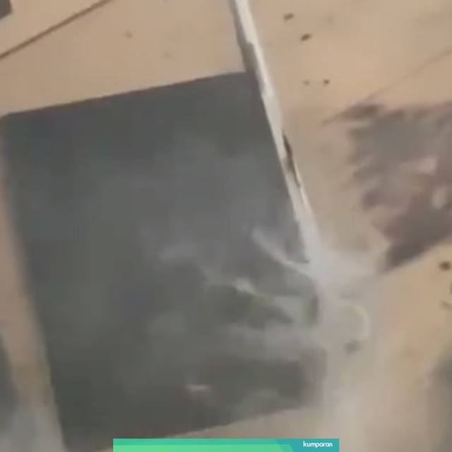 MacBook Pro milik White Panda terbakar saat sedang diisi daya. Foto: Dok. White Panda via Twitter