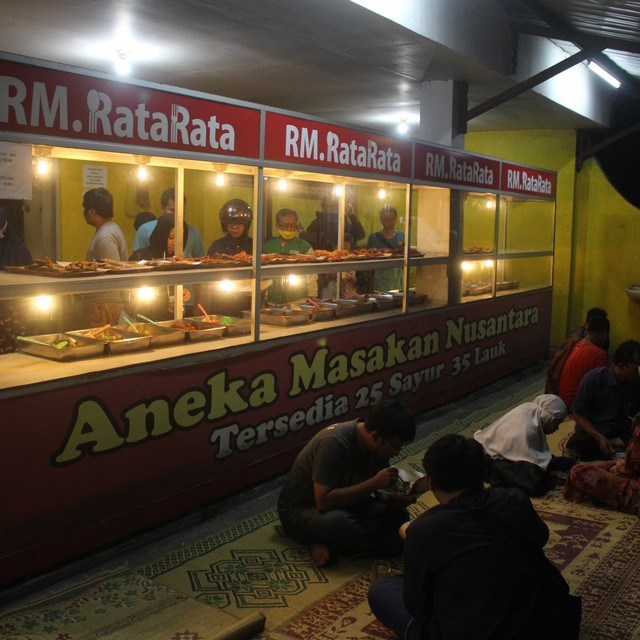 Suasana rumah makan Rata-Rata | Photo by Erromy Wangiar via Karja.id