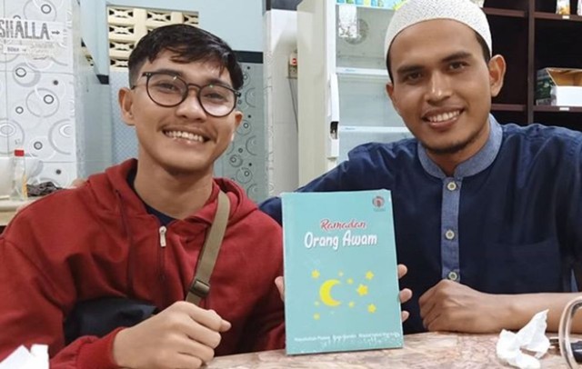 Hayatullah Pasee (memakai peci) satu dari tiga penulis buku Ramadan Orang Awam. Foto: IG @hayatullah_pasee