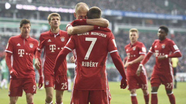 Robben dan Ribery merayakan gol Bayern. (Foto: Reuters)