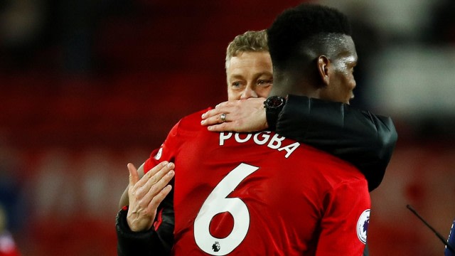 Solskjaer dan Pogba merayakan kemenangan Manchester United atas Bournemouth. (Foto: Reuters/Jason Cairnduff)
