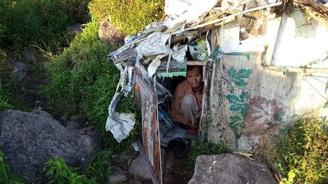 Seorang pertapa di Muria yang dievakuasi karena alami sakit. Foto: dok. BPBD Kudus