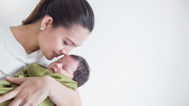 Ilustrasi ibu mencium bau bayi baru lahir Foto: Shutterstock