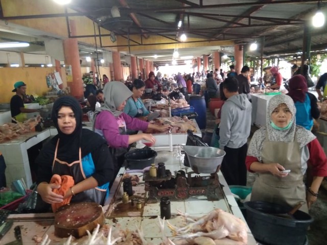 Para penjual daging ayam di pasar tradisional. Foto: erl.