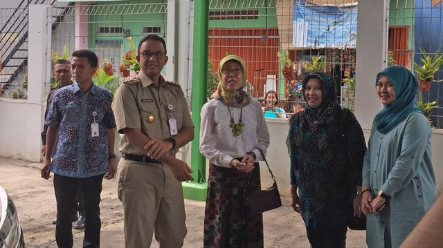 Anies Baswedan berkunjung ke Puskesmas Kecamatan Kalideras.