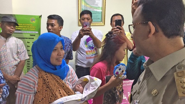 Anies Baswedan berkunjung ke Puskesmas Kecamatan Kalideras.