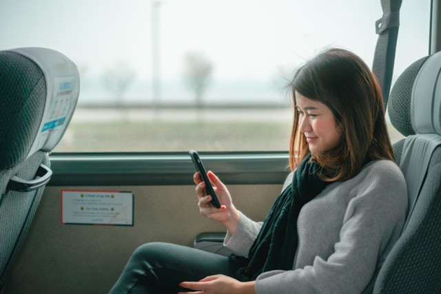 com-Ilustrasi menggunakan handphone di dalam bus Foto: Shutterstock