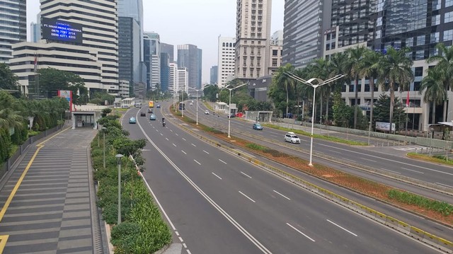 Kondisi lalu lintas di Sudirman-Thamrin yang terlihat lenggang. Foto: Paulina Herasmaranindar/kumparan