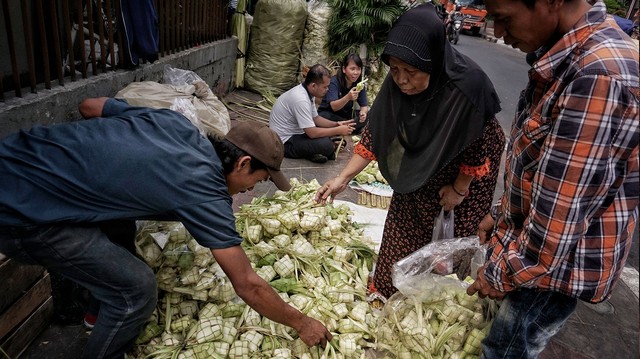 Pedagang Ketupat di daerah Palmerah Jelang Lebaran. Foto: Jamal Ramadhan/kumparan