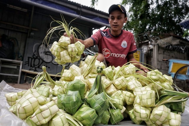(not cover) Pedagang Ketupat Jelang Lebaran.
