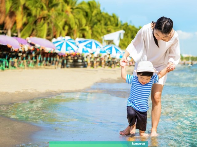 ibu dan bayi di pantai Foto: Shutterstock